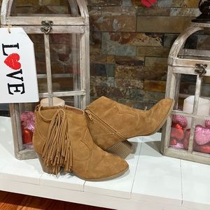 Womens size 7 express faux suede ankle boots with fringe detail!